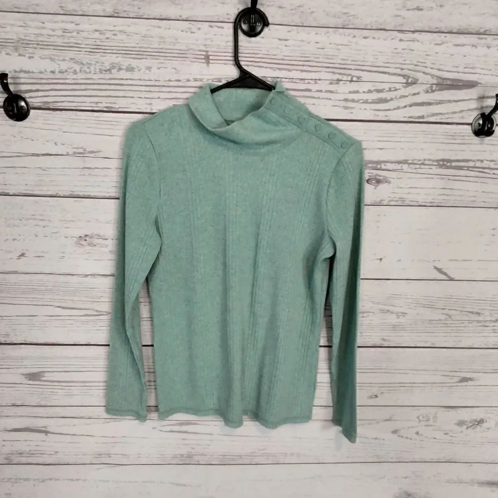 "No Brand" woman's like a turtle neck shirt